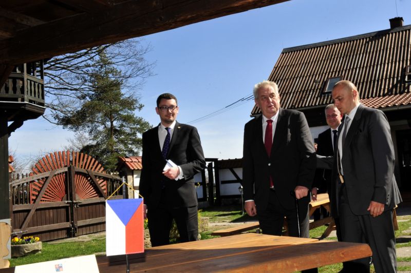 Prezident Miloš Zeman zakončil návštěvu Karlovarského kraje v Aši. Prezident Miloš Zeman zakončil návštěvu Karlovarského kraje v Aši.