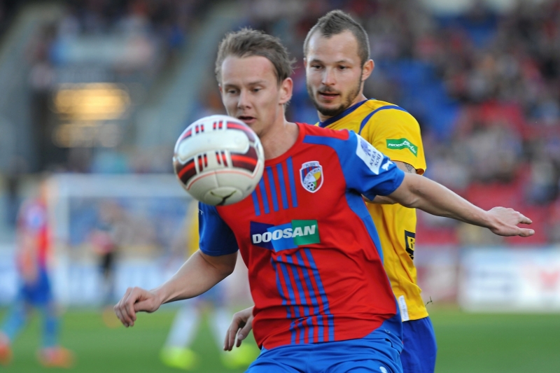Odvetné utkání čtvrtfinále fotbalového Poháru FAČR: Plzeň - Teplice, 15.dubna v Plzni. Jan Chramosta (vlevo) z Plzně a Tomáš Vondrášek z Teplic.