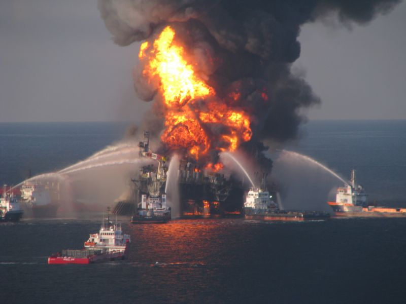 Požár na ropné plošině Deepwater Horizon (snímek z roku 2010). Požár na ropné plošině Deepwater Horizon (snímek z roku 2010).