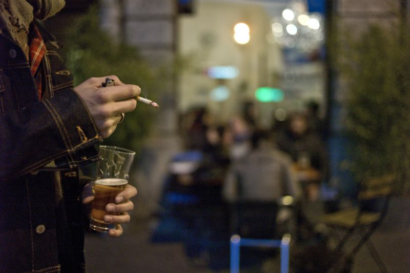 Restaurace si zatím určují samy, zda si jejich návštěvníci mohou zapálit cigaretu (ilustrační foto). Restaurace si zatím určují samy, zda si jejich návštěvníci mohou zapálit cigaretu (ilustrační foto).