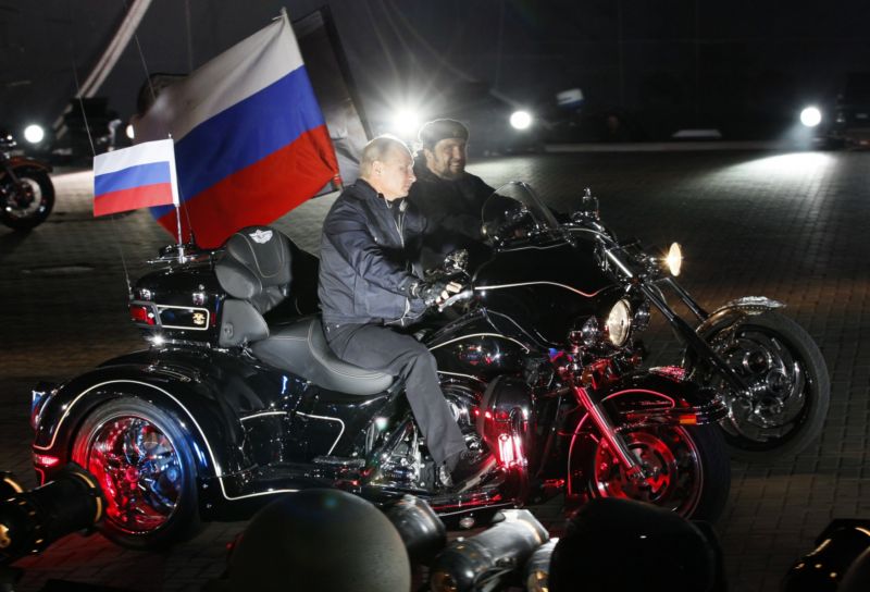 Motorkářský klub Noční vlci podporuje Vladimira Putina.