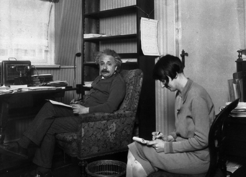 Albert Einstein ve své laboratoři roku 1921.