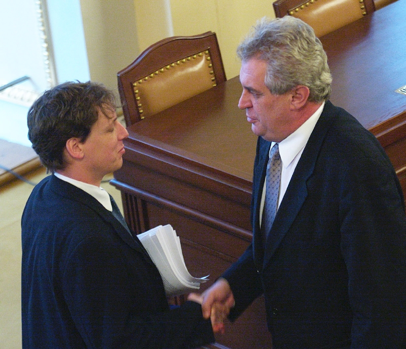 Stanislav Gross (vlevo) a Miloš Zeman v Poslanecké sněmovně roku 2001.
