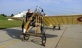 Ovládat páky letadla vyžaduje prý značnou fyzickou kondici, motor hlučí a vrtule fouká do obličeje.