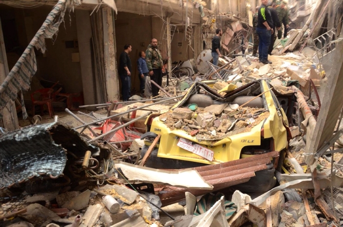 Vybombardovaná ulice syrského města Aleppo.