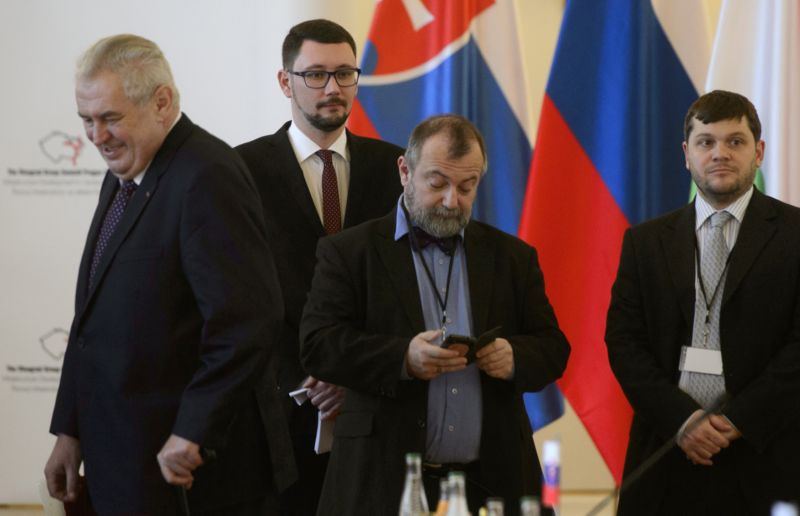 Prezident Miloš Zeman (zleva), mluvčí prezidenta Jiří Ovčáček a šéf zahraničního odboru prezidentské kanceláře Hynek Kmoníček.