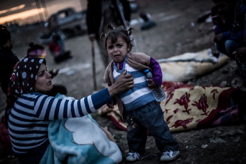 Poblíž Kobani lidé shromáždili těla svých příbuzných, kteří zemřeli při ostřelování města.