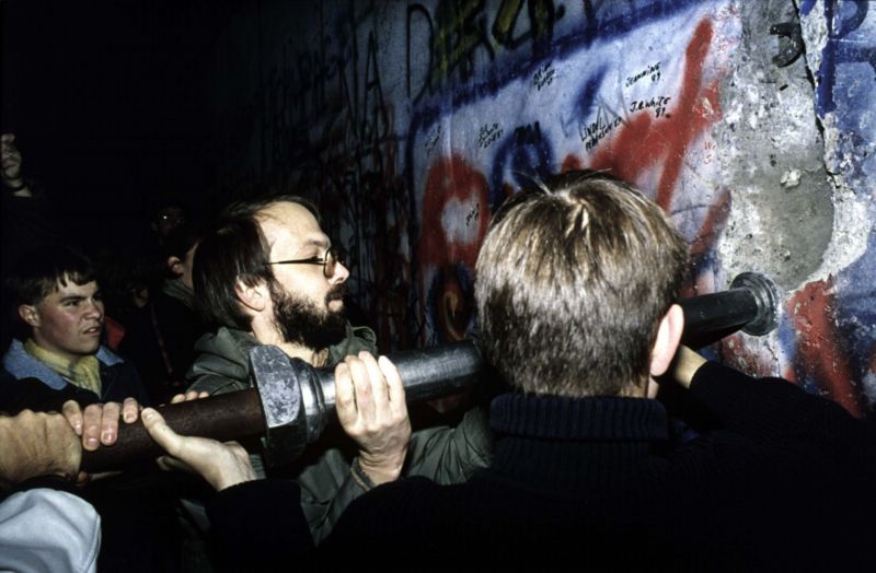 Lidé ničí berlínskou zeď (snímek z roku 1989).