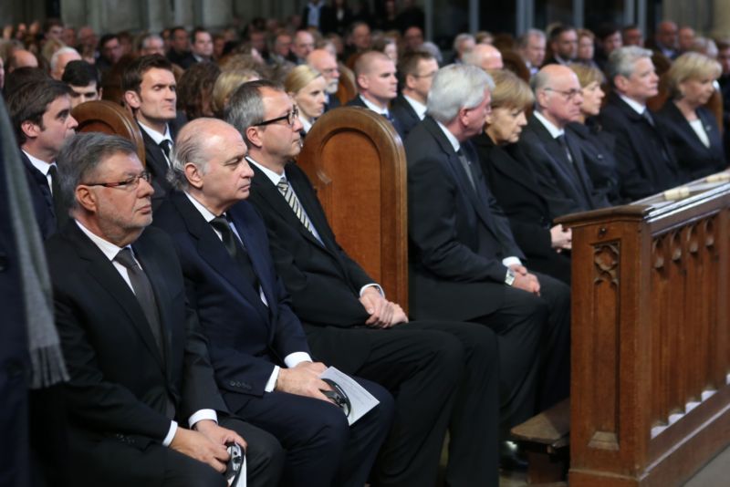 Smuteční mše se zúčastnilo přes pět set pozůstalých. Smutečního aktu se účastnili i německý prezident Joachim Gauck a kancléřka Angela Merkelová.