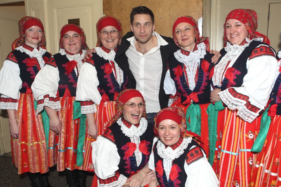 Martin se v přítomnosti upovídaných a srdečných zpěvaček cítil dobře.