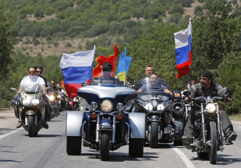 Noční vlci v čele s Vladimirem Putinem.