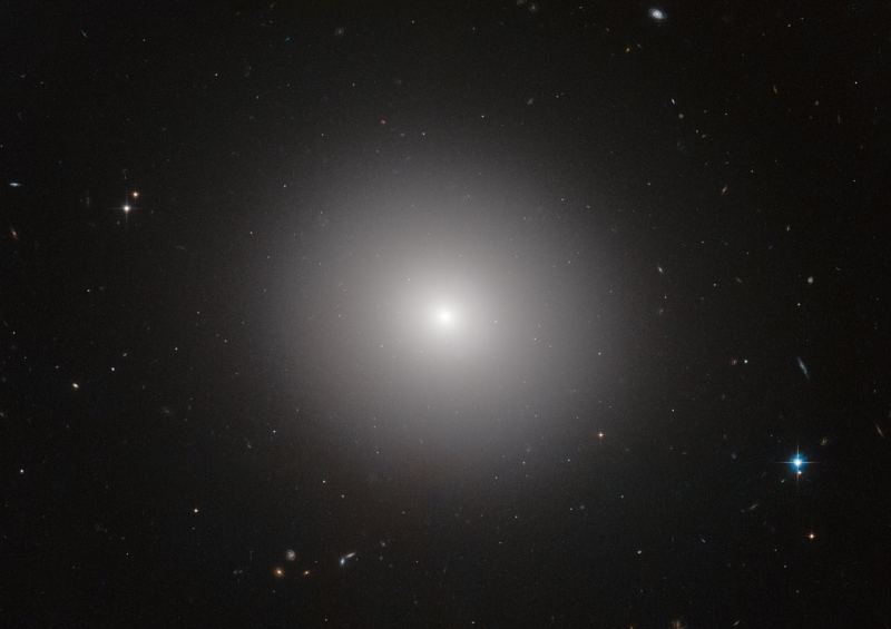 Eliptické galaxie mívají rozplyzlý tvar a nejsou moc pěkné. Na snímku je soustav označovaná jako IC 2006.