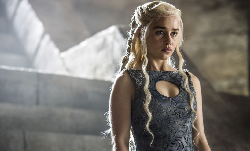 Emilia Clarková coby Daenerys z rodu Targaryenů slibuje v nové řadě draky.