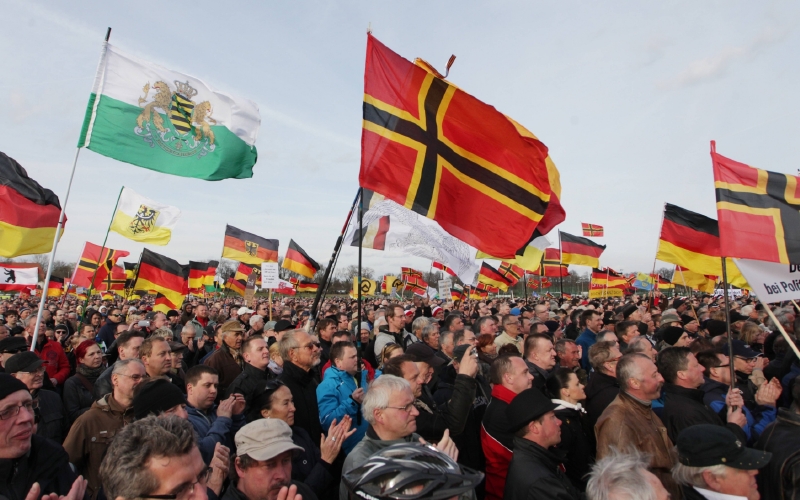 Přes deset tisíc příznivců Pegidy na demonstraci 13. dubna 2013.
