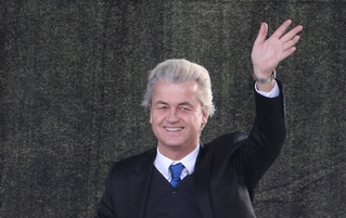 Geert zdraví své příznivce v Drážďanech.