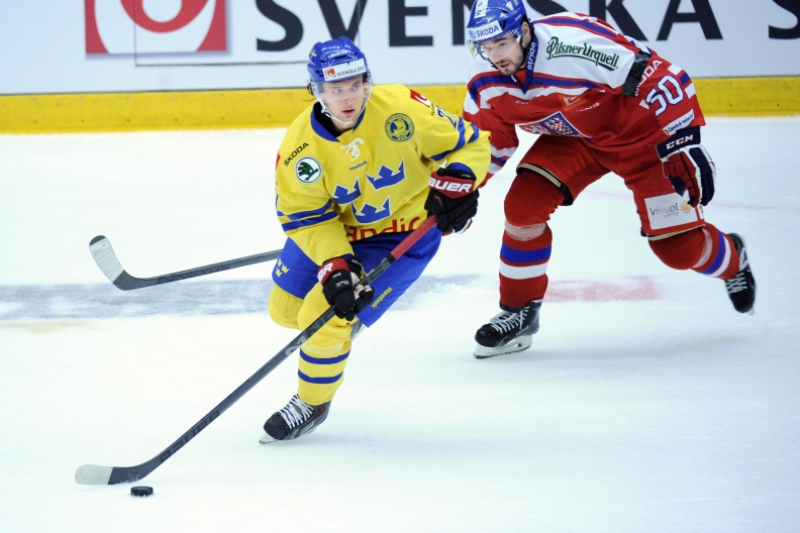 Michal Birner (vpravo) v souboji se Švédem Danielem Zaarem.