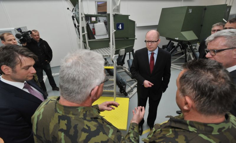 Premiér Bohuslav Sobotka ve výcvikovém středisku Armády České republiky ve Vyškově. 