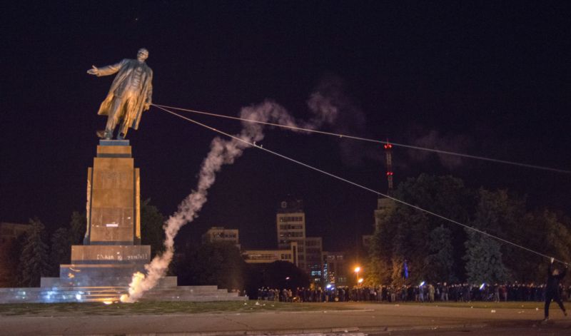 Aktivisti strhávají jednu ze soch Vladimira Lenina, která stála v ukrajinském Charkově (září 2014).