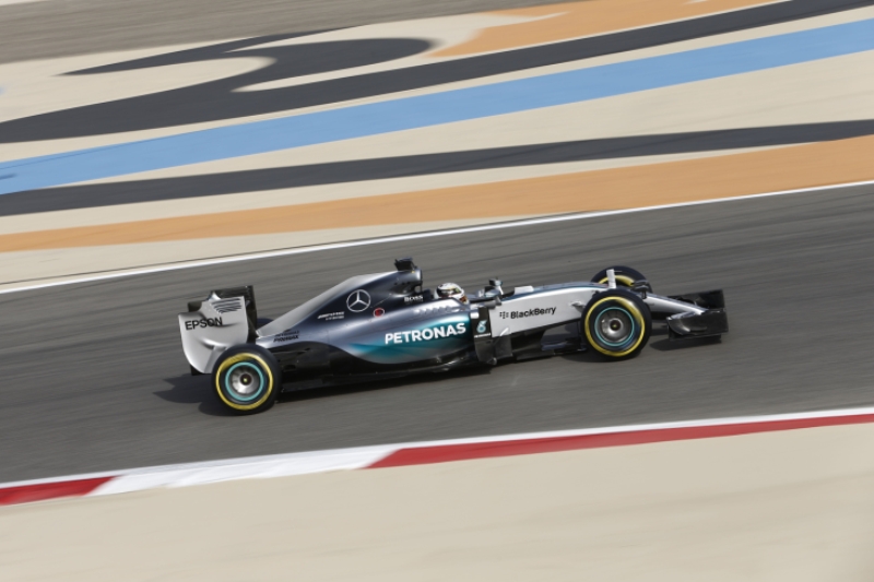 Kvalifikaci na Velkou cenu Bahrajnu ovládl Brit Lewis Hamilton.