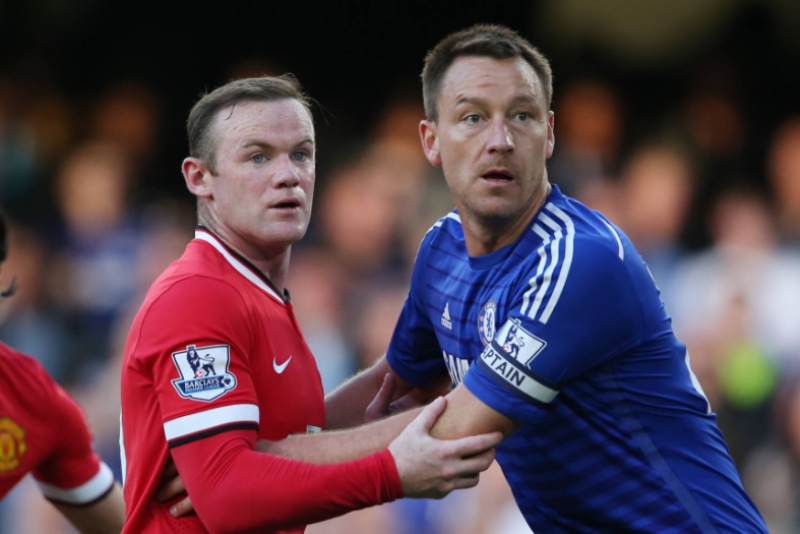 Wayne Rooney (vlevo) a John Terry, obránce Chelsea.