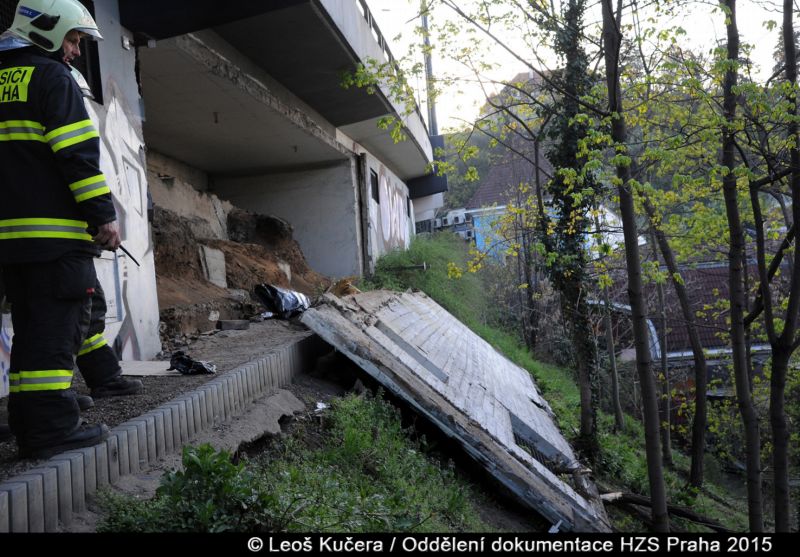 Betonový panel vypadl z mostní konstrukce v centru Prahy. Naštěstí nikoho nezranil.