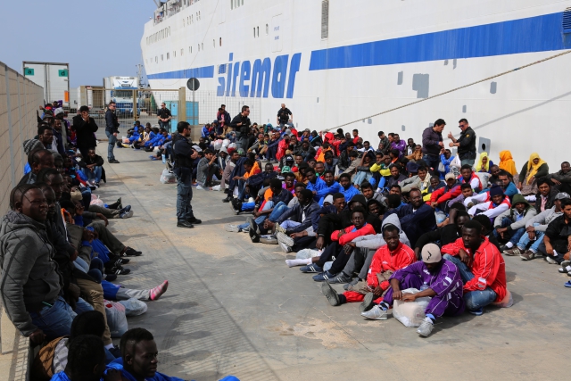 Uprchlíci na ostrově Lampedusa, jižní Itálie. Uprchlíci na ostrově Lampedusa, jižní Itálie.