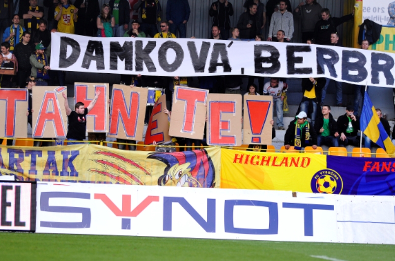 Jeden z mnoha transparentů  z dílny fanoušků se vzkazem pro Romana Berbra a Dagmar Damkovou. 