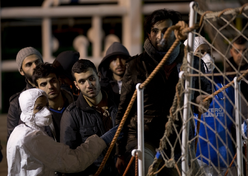 Libyjští migranti po lodním neštěstí v Sicilském zálivu.