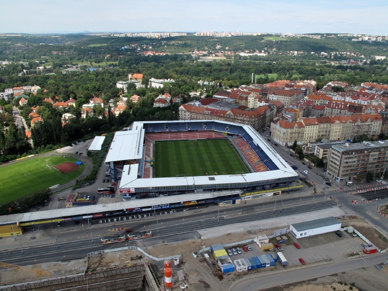 Letecký záběr na stadion Sparty a treninkové hřiště (vlevo).