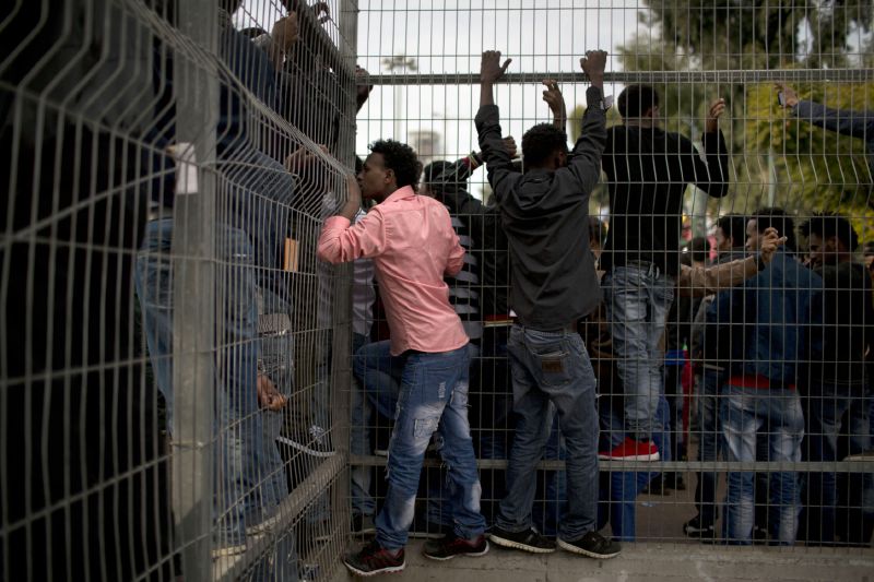 Uprchlíci protestují u Tel Avivu proti přísnému izraelskému zákonu.