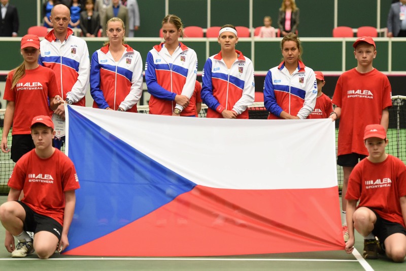 Semifinále tenisového Fed Cupu: ČR - Francie, 18. dubna v Ostravě. Slavnostní zahájení - český tým: (zleva) nehrající kapitán Petr Pála, Petra Kvitová, Karolína Plíšková, Lucie Šafářová a Barbora Strýcová.