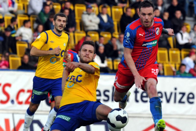 Utkání 24. kola první fotbalové ligy: FK Teplice - FC Viktoria Plzeň, 20. dubna v Teplicích. Zleva teplický záložník Admir Ljevakovič, obránce David Jablonský a záložník Plzně Ondřej Vaněk.