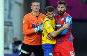 Utkání 24. kola první fotbalové ligy: FK Teplice - FC Viktoria Plzeň, 20. dubna v Teplicích. Zleva teplický brankář Tomáš Grigar, záložník Admir Ljevakovič a útočník Plzně Jan Holenda.