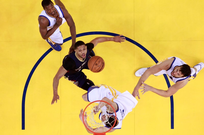 Nejvýše nasazený celek Západní konference NBA Golden State porazil v prvním kole play off New Orleans 97:87 a vede v sérii 2:0 na zápasy. 