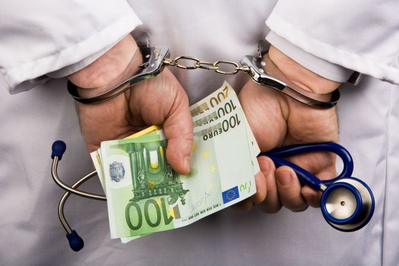 Fischer údajně přijal úplatek ve výši tři tisíce eur, což je v přepočtu přes 82 tisíc korun. Fischer údajně přijal úplatek ve výši tři tisíce eur, což je v přepočtu přes 82 tisíc korun.