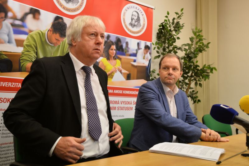 Rektor soukromé vysoké školy UJAK Luboš Chaloupka (zleva) a ministr školství Marcel Chládek. Rektor soukromé vysoké školy UJAK Luboš Chaloupka (zleva) a ministr školství Marcel Chládek.