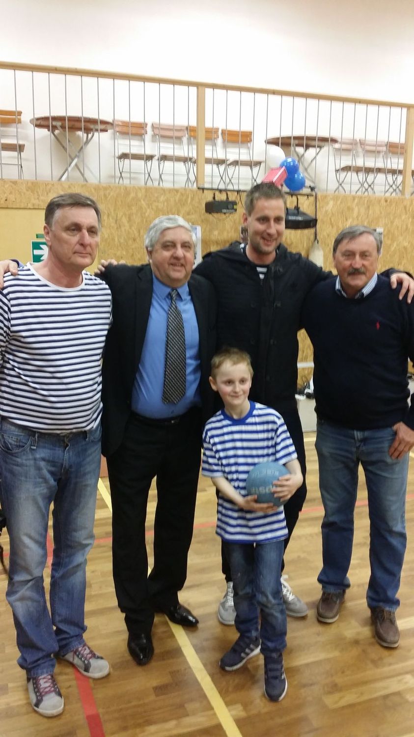 Fotografie z oslavy. Zleva: Vašek Tittelbach, Karol Dobiáš, starší syn Vaška Lukáš, pod ním mladší syn Tobiáš a Antonín Panenka.