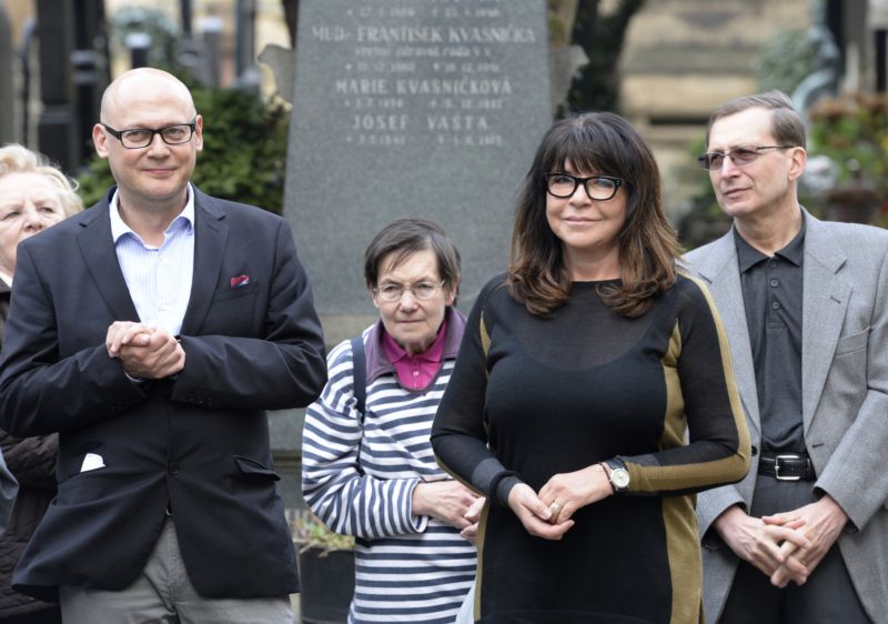 Držitel Ceny Ferdinanda Peroutky Jiří Peňás (vlevo) a vnučka Peroutky Terezie Kaslová (vpravo) během vzpomínkového setkání u hrobu novináře Ferdinanda Peroutky.