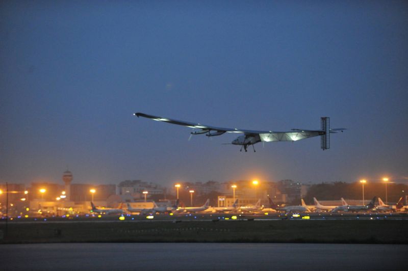 Vzlet letounu Solar Impulse 2 z Čchung-čchingu. 