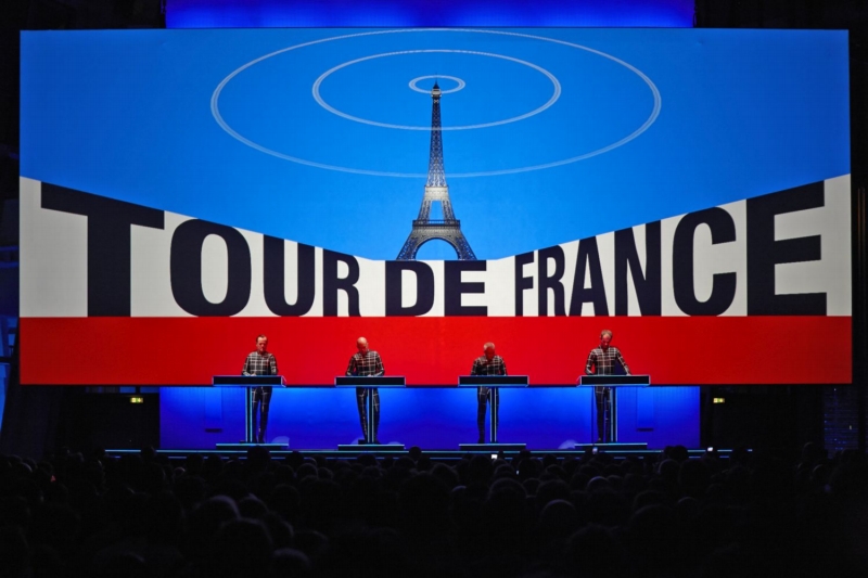 Kromě robotické hudby nabízejí vystoupení Kraftwerk i ohromující show.