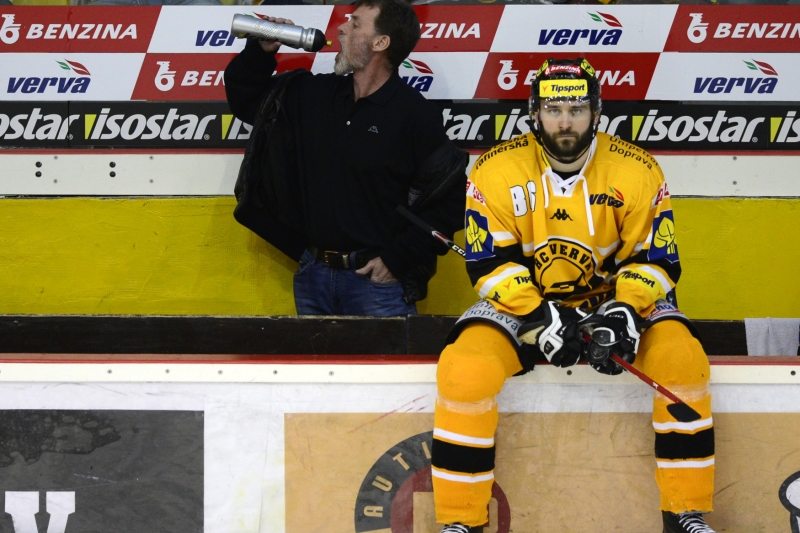 Finále play off hokejové extraligy - 6. zápas: HC Verva Litvínov - HC Oceláři Třinec, 21. dubna v Litvínově. Trenér Litvínova Radim Rulík a útočník Peter Jánský