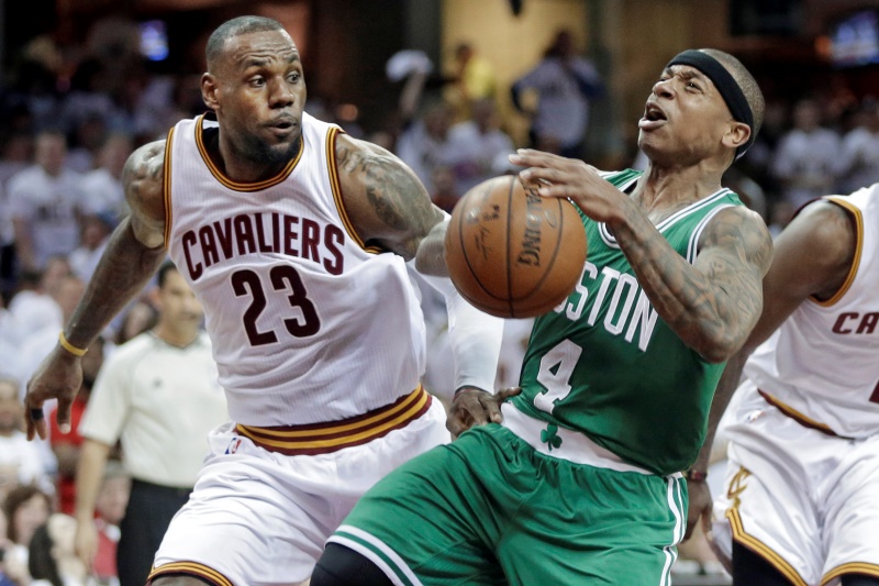 Favorizovaný Cleveland dovedla k vítězství nad Bostonem 99:91 hvězdná dvojice LeBron James a Kyrie Irving. Za posledních 17 minut zápasu za Cavaliers nikdo jiný neskóroval.