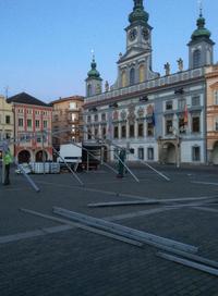 Stavba stanu pro účely festivalu na Náměstí Přemysla Otakara II.