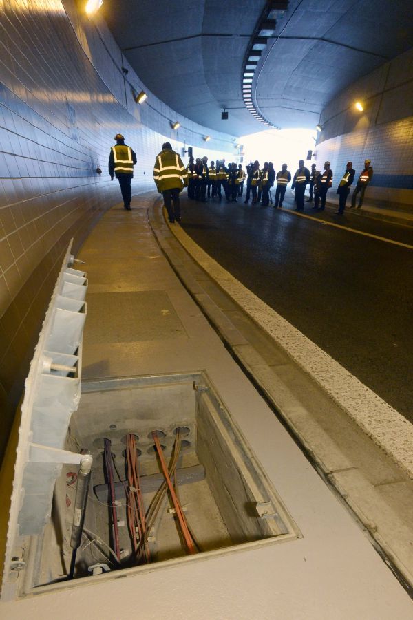 Poničené kabely v tunelu Blanka.