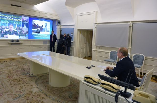 Ruský prezident Vladimir Putin sleduje záběry z testu nosné rakety Angara-A5.