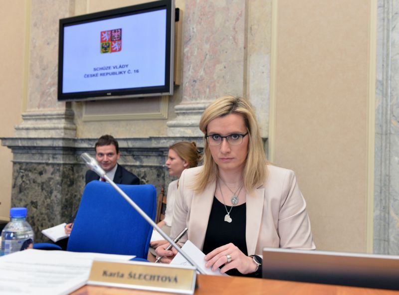 Ministryně pro místní rozvoj Karla Šlechtová (za ANO).