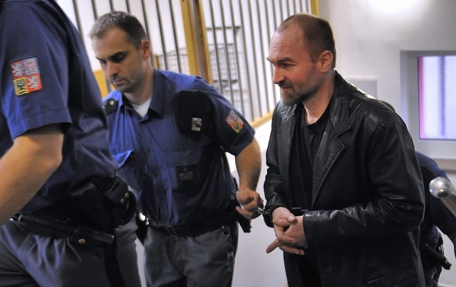 Katolický kněz Erik TvrdoŃ (vpravo) obviněný ze znásilnění a dalších mravnostních deliktů.