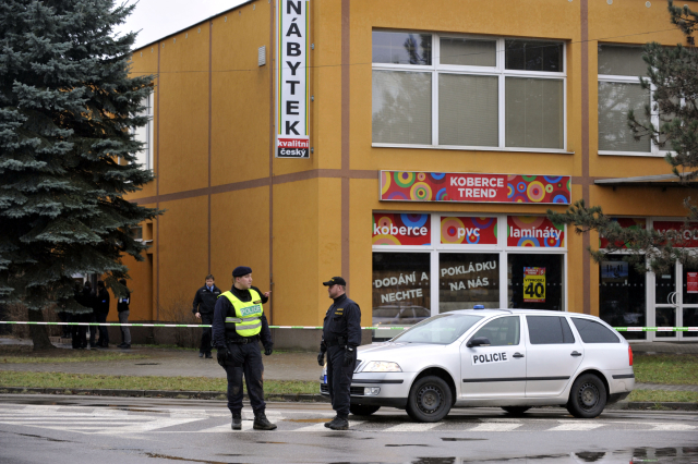 Únor 2015. Policie před budovou restaurace Družba v Uherském Brodě. Únor 2015. Policie před budovou restaurace Družba v Uherském Brodě.