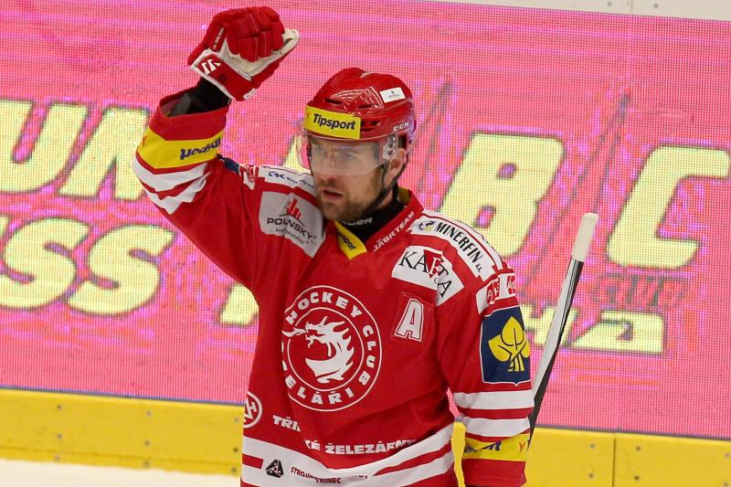 Třinecký útočník Jiří Polanský byl v průběhu finálové série play off hokejové extraligy s Litvínovem již podruhé potrestán za filmování. Třinecký útočník Jiří Polanský byl v průběhu finálové série play off hokejové extraligy s Litvínovem již podruhé potrestán za filmování.