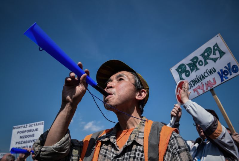 Tisíce zaměstnanců Škody minulý týden protestovaly za vyšší mzdy před budovou vedení firmy.